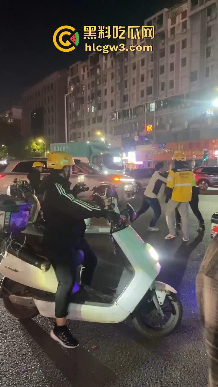 杭州外卖员和电动车大哥互殴升级,交警劝架却被袭!外卖小哥瞬间变身正义化身,见义勇为制服疯大哥