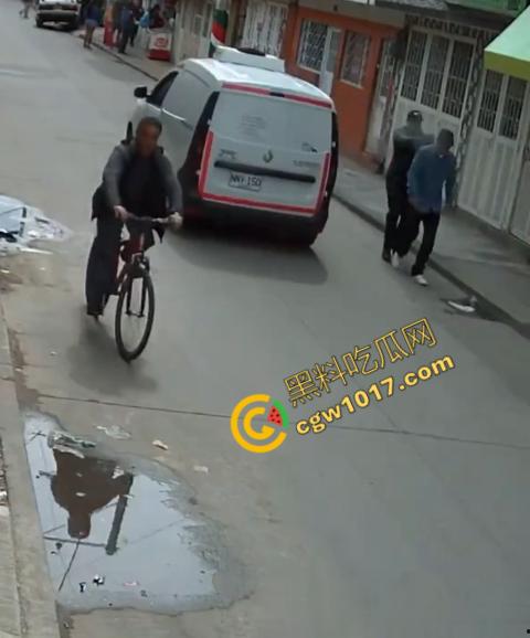 国外街头暗杀现场曝光:男子被暴徒直接爆头,警察瞬间反击,匪徒命丧街头,剩者逃窜,命运堪忧