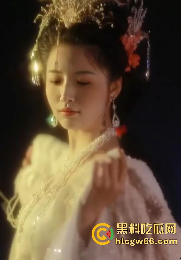 湖北街道办事处工作人员【荣琳琳】白天忙工作晚上忙生活 脱光了衣服在镜头前搔首弄姿