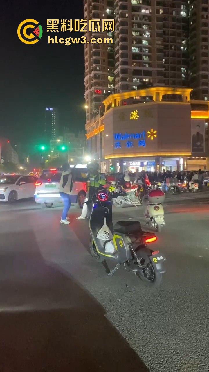 杭州外卖员和电动车大哥互殴升级,交警劝架却被袭!外卖小哥瞬间变身正义化身,见义勇为制服疯大哥