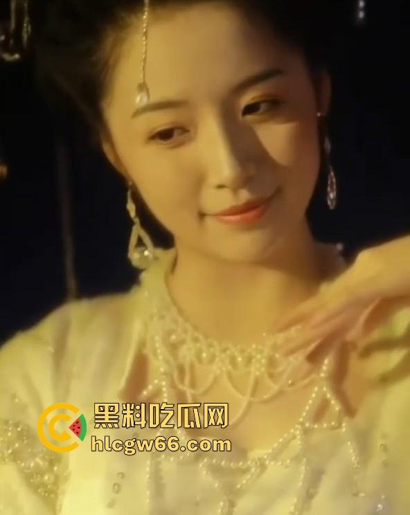 湖北街道办事处工作人员【荣琳琳】白天忙工作晚上忙生活 脱光了衣服在镜头前搔首弄姿