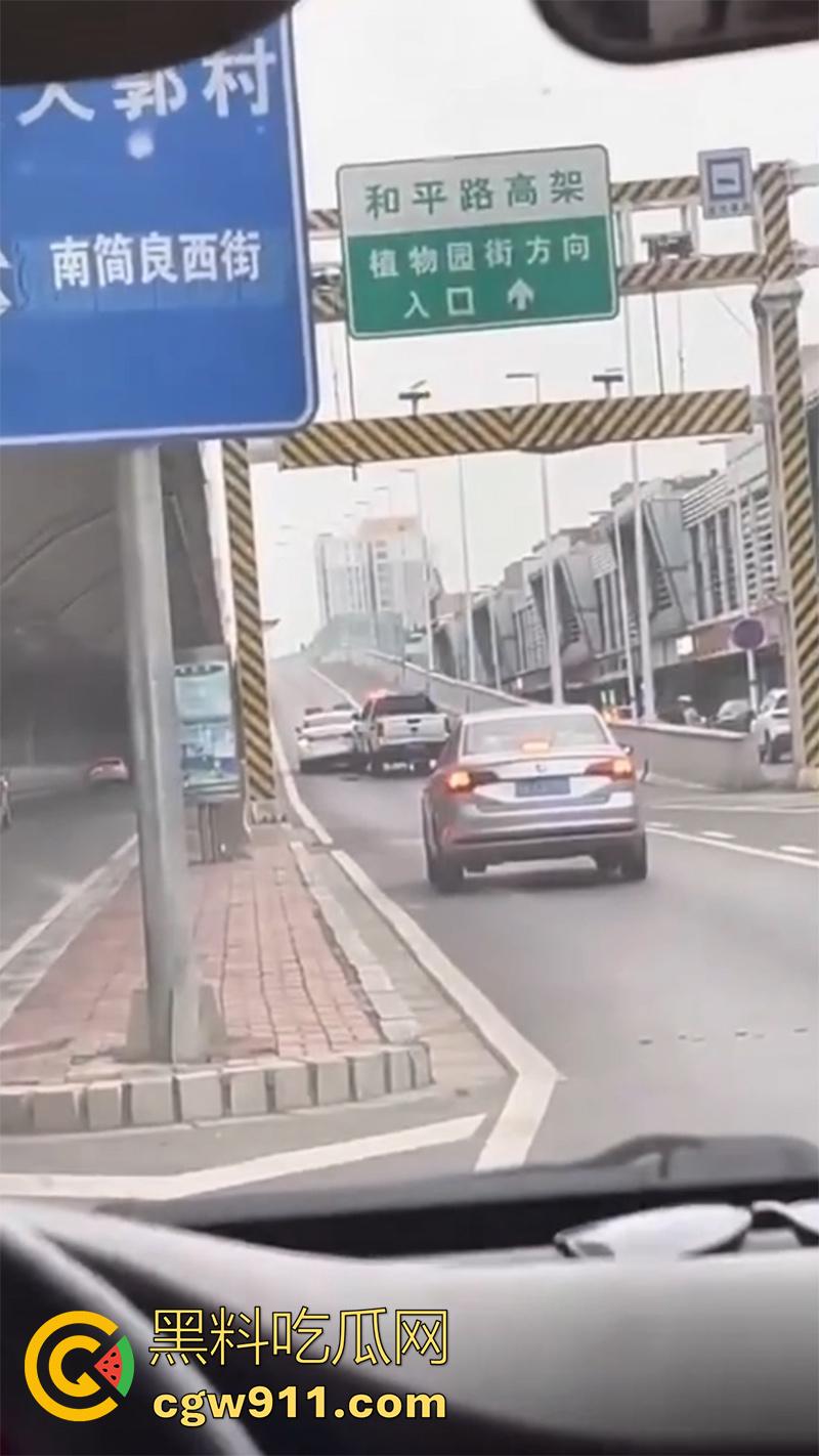 石家庄和平路高架,一男子抢夺了一辆警车,一路连撞数人,最终被多辆警车合力逼停,现场多人受伤。