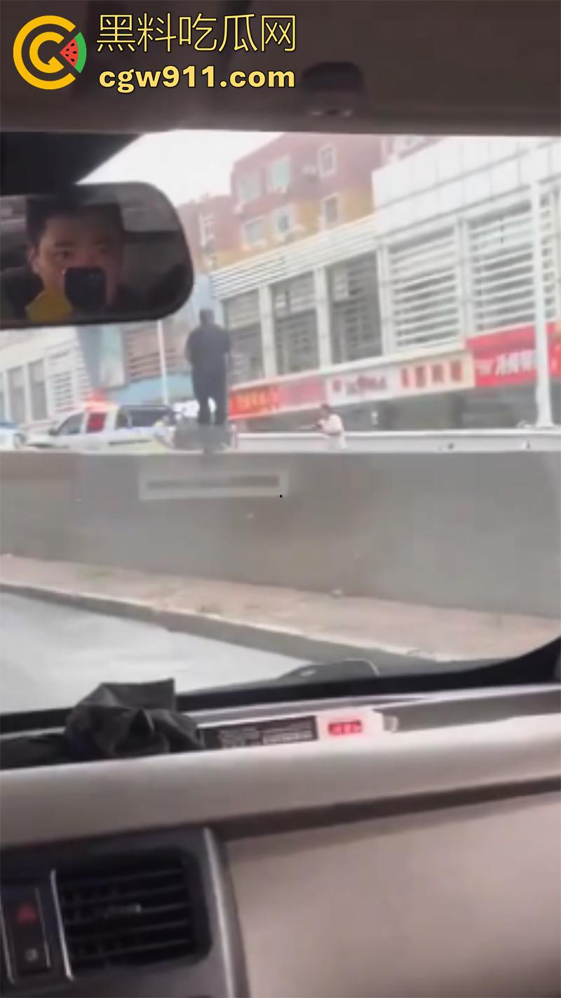 石家庄和平路高架,一男子抢夺了一辆警车,一路连撞数人,最终被多辆警车合力逼停,现场多人受伤。