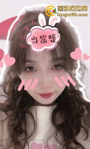 湖北街道办事处工作人员【荣琳琳】白天忙工作晚上忙生活 脱光了衣服在镜头前搔首弄姿