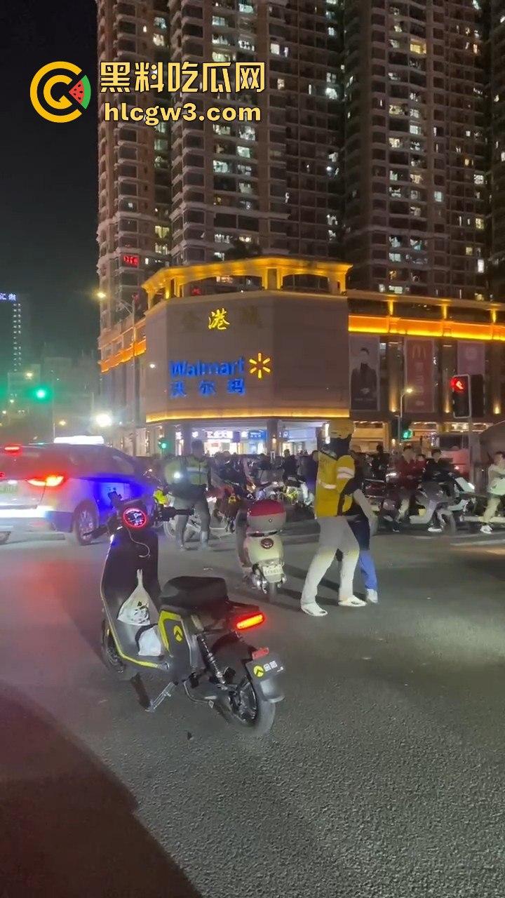 杭州外卖员和电动车大哥互殴升级,交警劝架却被袭!外卖小哥瞬间变身正义化身,见义勇为制服疯大哥