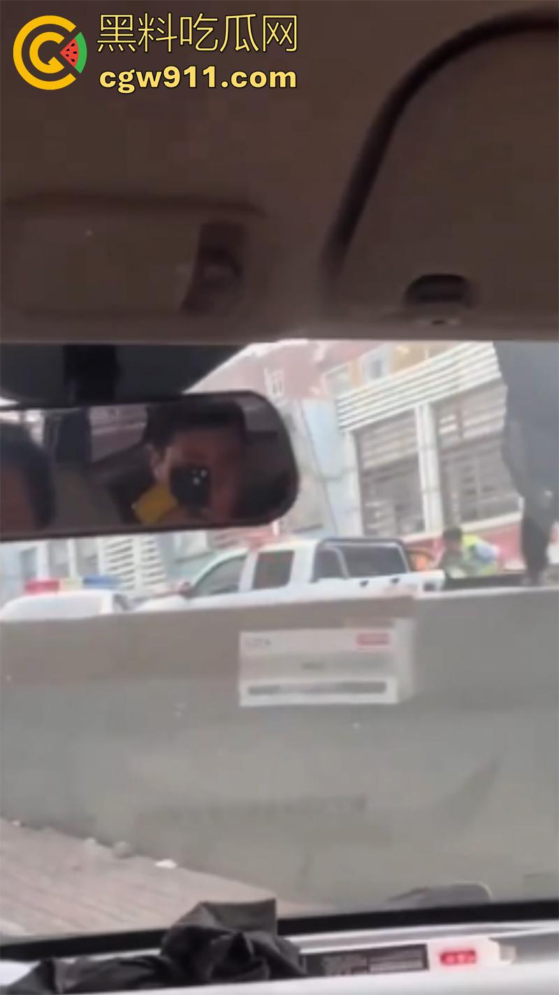 石家庄和平路高架,一男子抢夺了一辆警车,一路连撞数人,最终被多辆警车合力逼停,现场多人受伤。