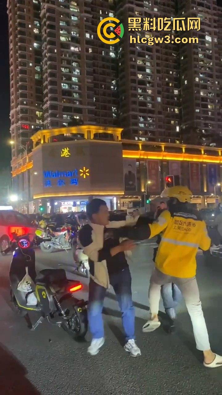杭州外卖员和电动车大哥互殴升级,交警劝架却被袭!外卖小哥瞬间变身正义化身,见义勇为制服疯大哥
