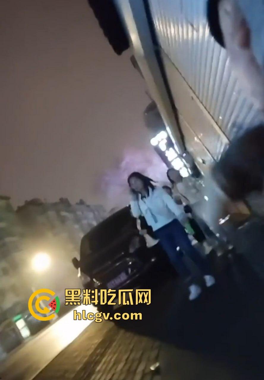 重口慎入!马鞍山露屌狂魔震惊全场,街射战神药店、奶茶店、饭馆轮番表演甩屌,小姐姐都吓傻了!