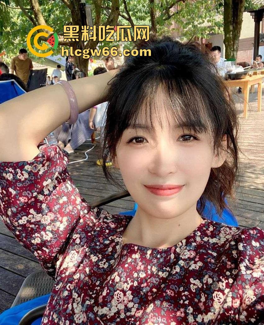 湖北街道办事处工作人员【荣琳琳】白天忙工作晚上忙生活 脱光了衣服在镜头前搔首弄姿