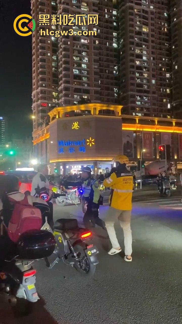 杭州外卖员和电动车大哥互殴升级,交警劝架却被袭!外卖小哥瞬间变身正义化身,见义勇为制服疯大哥