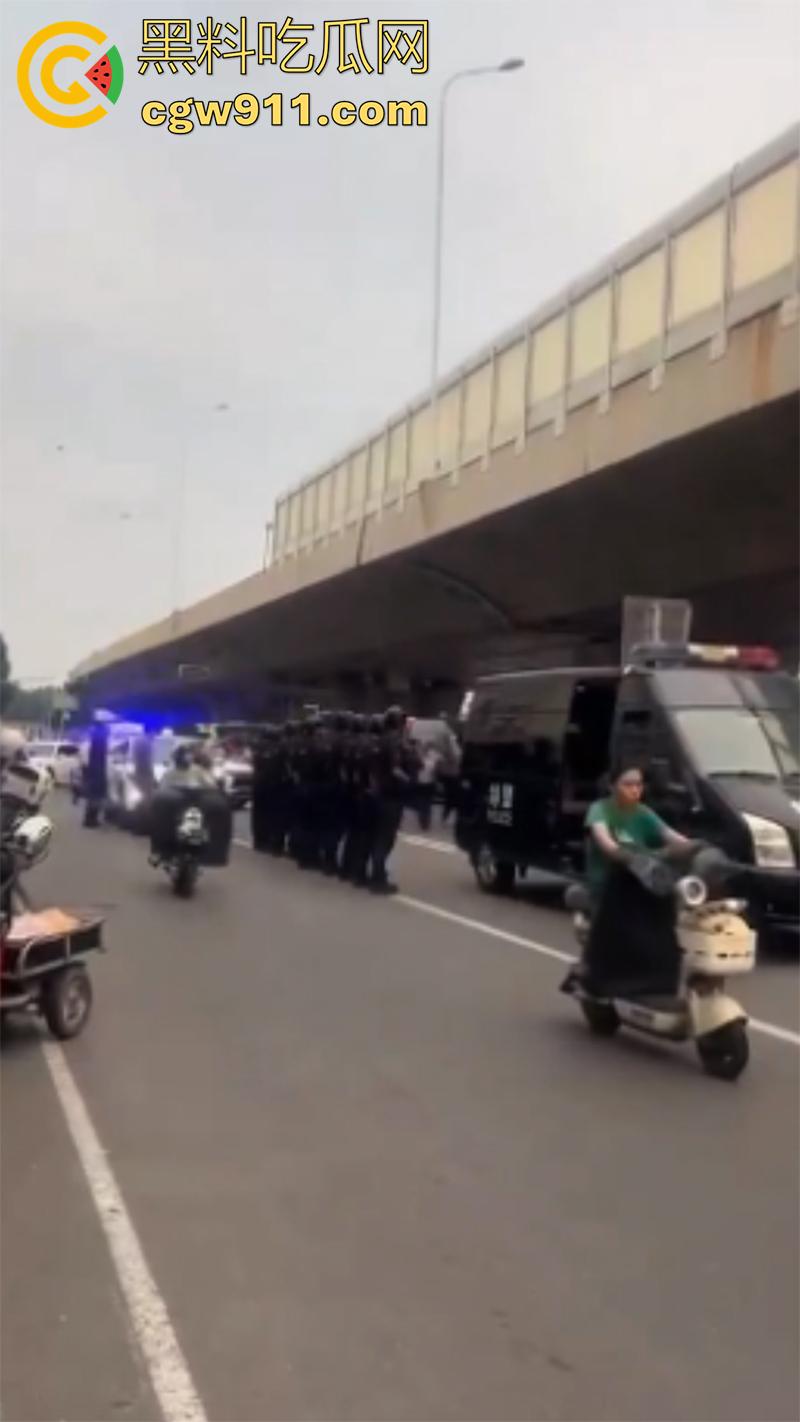 石家庄和平路高架,一男子抢夺了一辆警车,一路连撞数人,最终被多辆警车合力逼停,现场多人受伤。