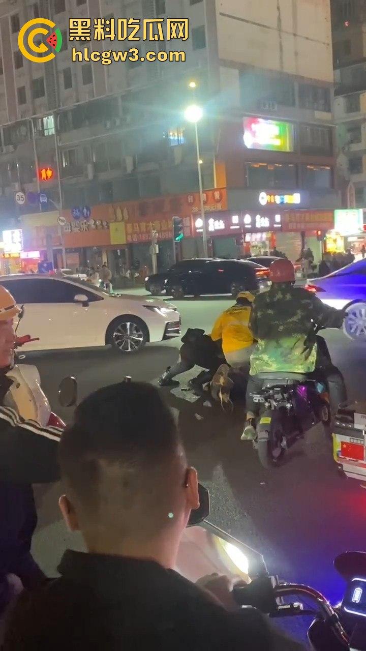 杭州外卖员和电动车大哥互殴升级,交警劝架却被袭!外卖小哥瞬间变身正义化身,见义勇为制服疯大哥