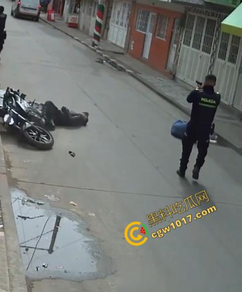 国外街头暗杀现场曝光:男子被暴徒直接爆头,警察瞬间反击,匪徒命丧街头,剩者逃窜,命运堪忧