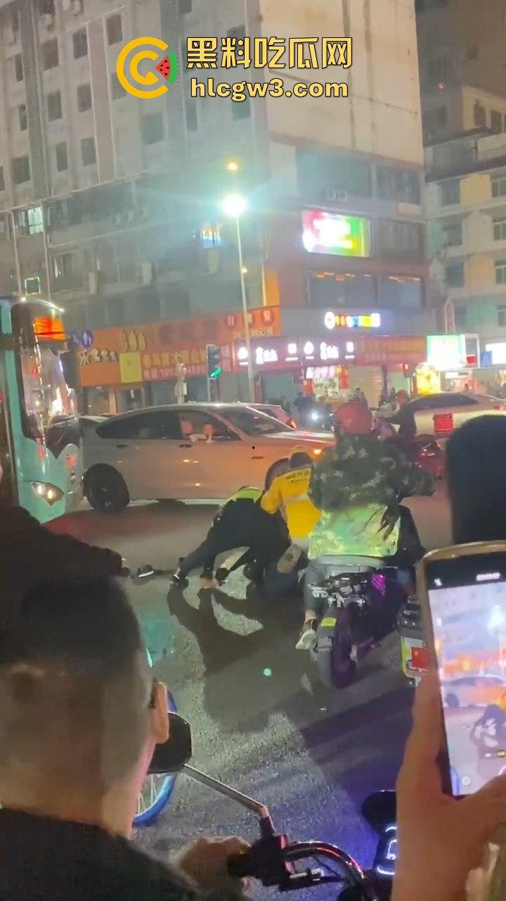 杭州外卖员和电动车大哥互殴升级,交警劝架却被袭!外卖小哥瞬间变身正义化身,见义勇为制服疯大哥