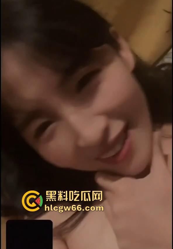 湖北街道办事处工作人员【荣琳琳】白天忙工作晚上忙生活 脱光了衣服在镜头前搔首弄姿