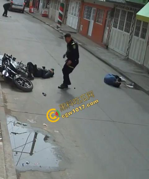 国外街头暗杀现场曝光:男子被暴徒直接爆头,警察瞬间反击,匪徒命丧街头,剩者逃窜,命运堪忧