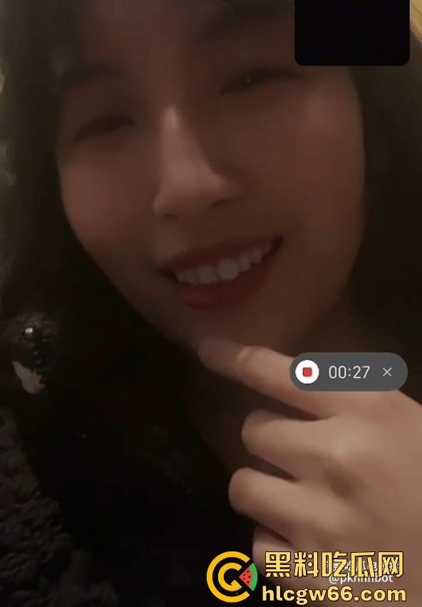 湖北街道办事处工作人员【荣琳琳】白天忙工作晚上忙生活 脱光了衣服在镜头前搔首弄姿