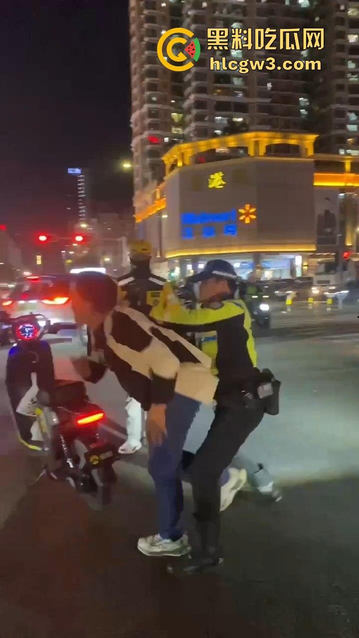 杭州外卖员和电动车大哥互殴升级,交警劝架却被袭!外卖小哥瞬间变身正义化身,见义勇为制服疯大哥