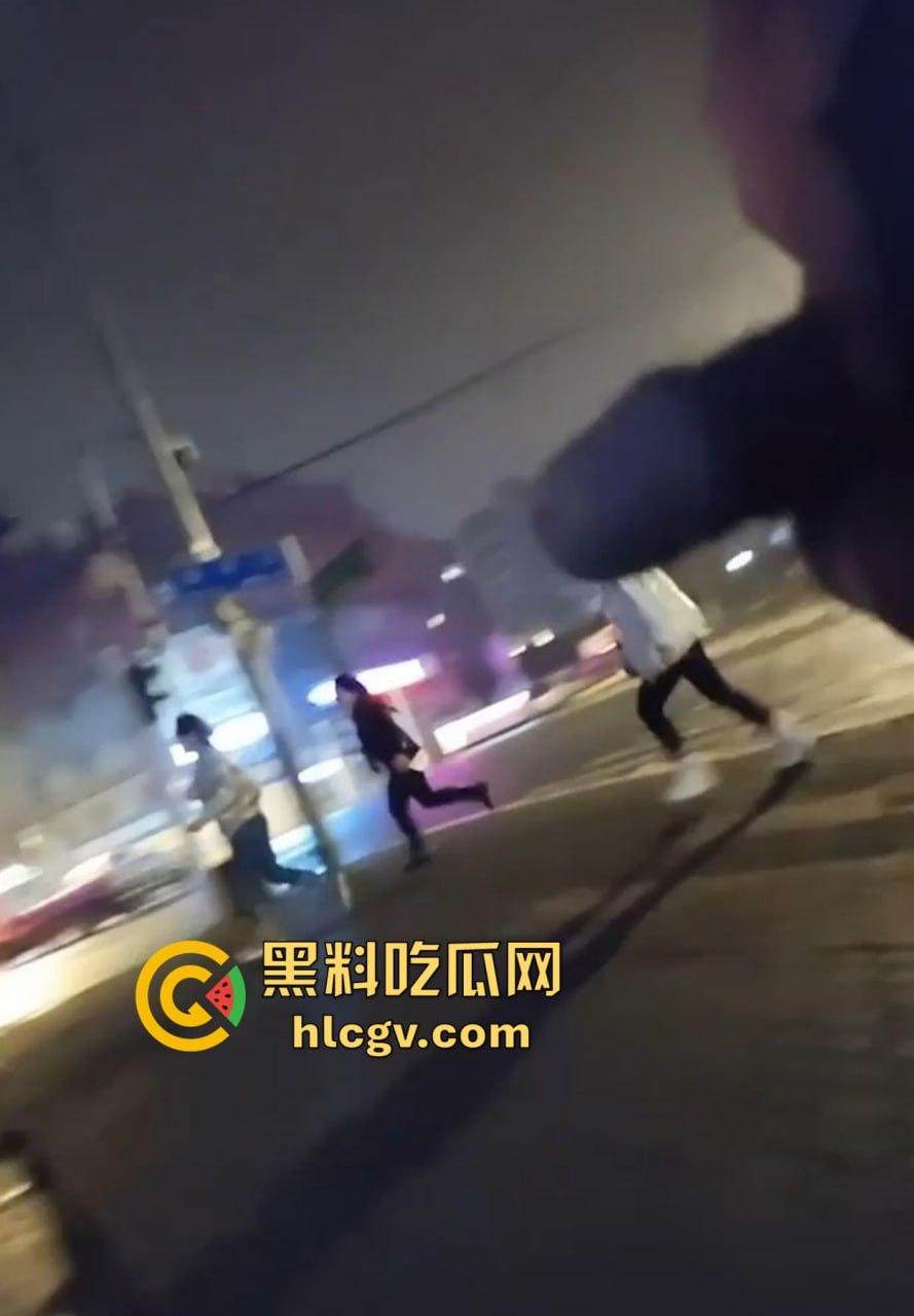 重口慎入!马鞍山露屌狂魔震惊全场,街射战神药店、奶茶店、饭馆轮番表演甩屌,小姐姐都吓傻了!