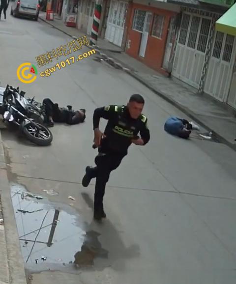 国外街头暗杀现场曝光:男子被暴徒直接爆头,警察瞬间反击,匪徒命丧街头,剩者逃窜,命运堪忧