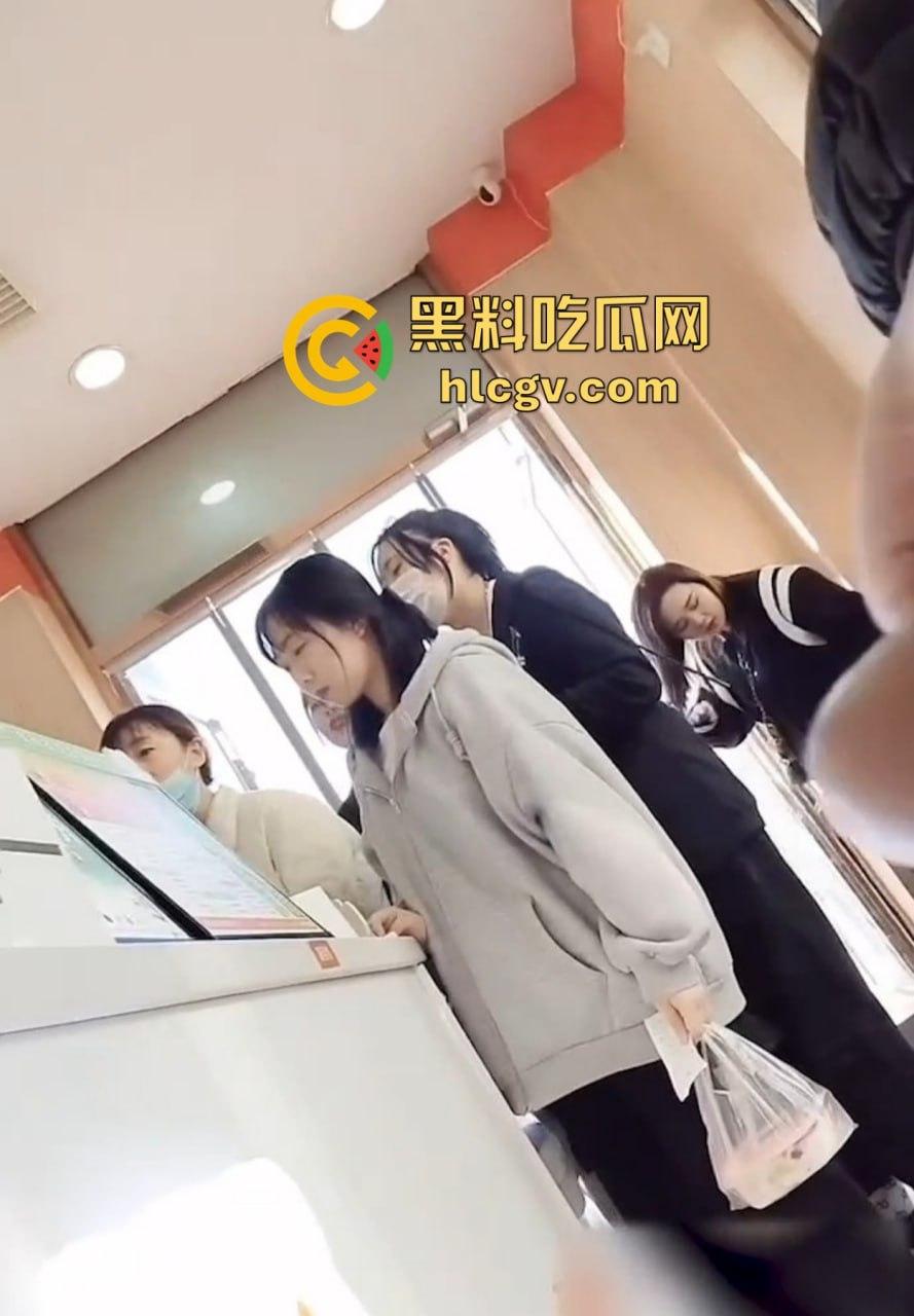 重口慎入!马鞍山露屌狂魔震惊全场,街射战神药店、奶茶店、饭馆轮番表演甩屌,小姐姐都吓傻了!