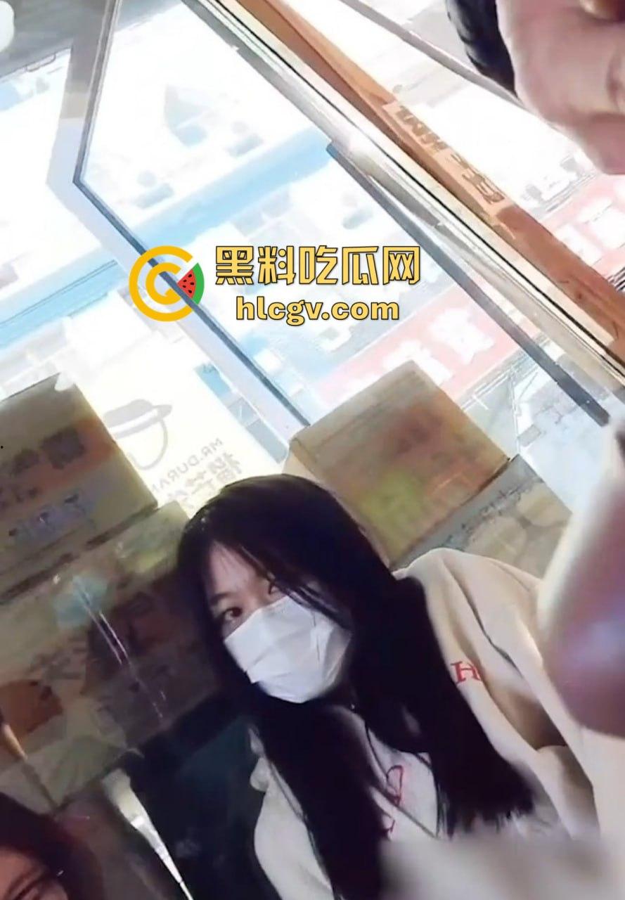 重口慎入!马鞍山露屌狂魔震惊全场,街射战神药店、奶茶店、饭馆轮番表演甩屌,小姐姐都吓傻了!