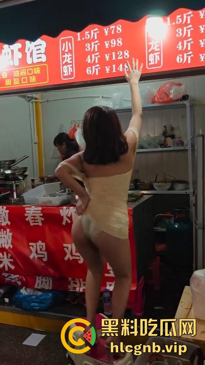 夜市龙虾吃多了,小骚货直接开舞内裤全露,酒吧里的福利竟然在夜市上演!