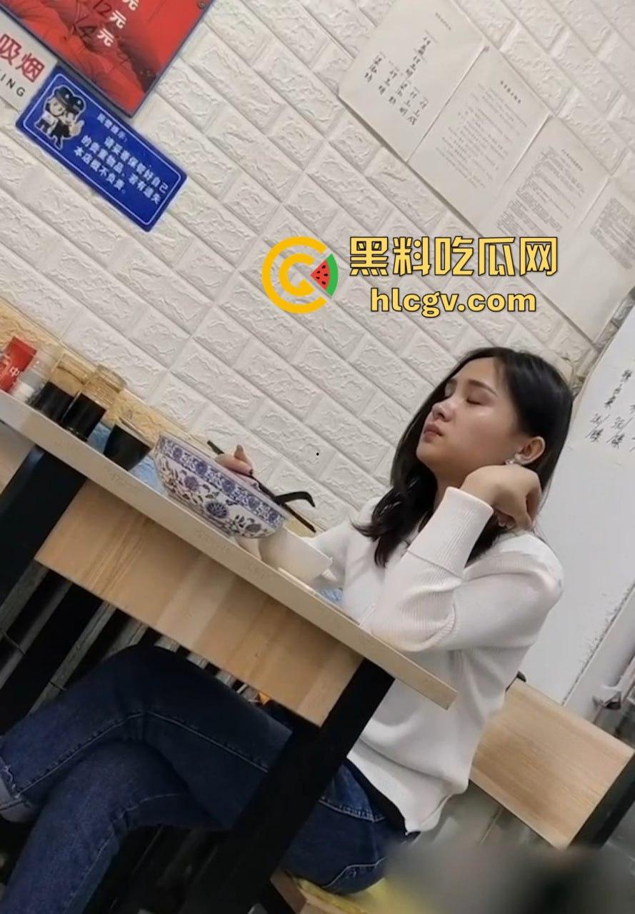 重口慎入!马鞍山露屌狂魔震惊全场,街射战神药店、奶茶店、饭馆轮番表演甩屌,小姐姐都吓傻了!