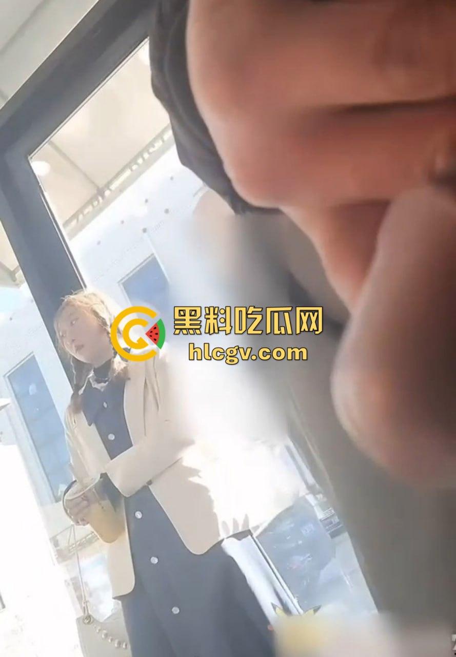 重口慎入!马鞍山露屌狂魔震惊全场,街射战神药店、奶茶店、饭馆轮番表演甩屌,小姐姐都吓傻了!