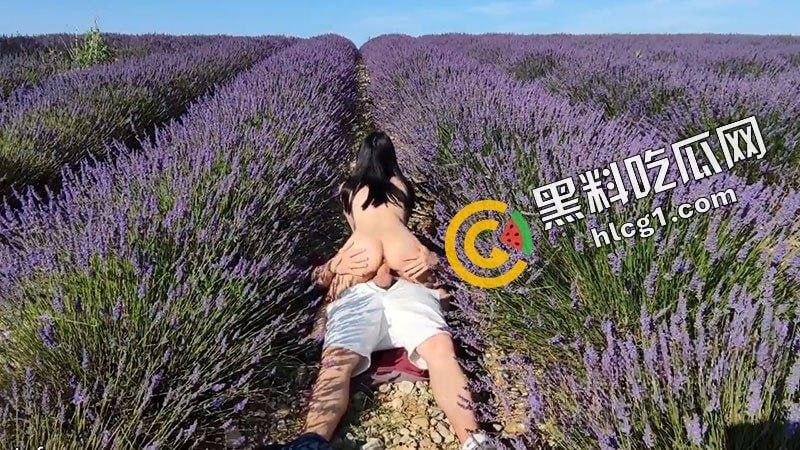 英国留学生肥臀反差女 为追求刺激与大鸡巴洋男友在薰衣草庄园 露出打野战