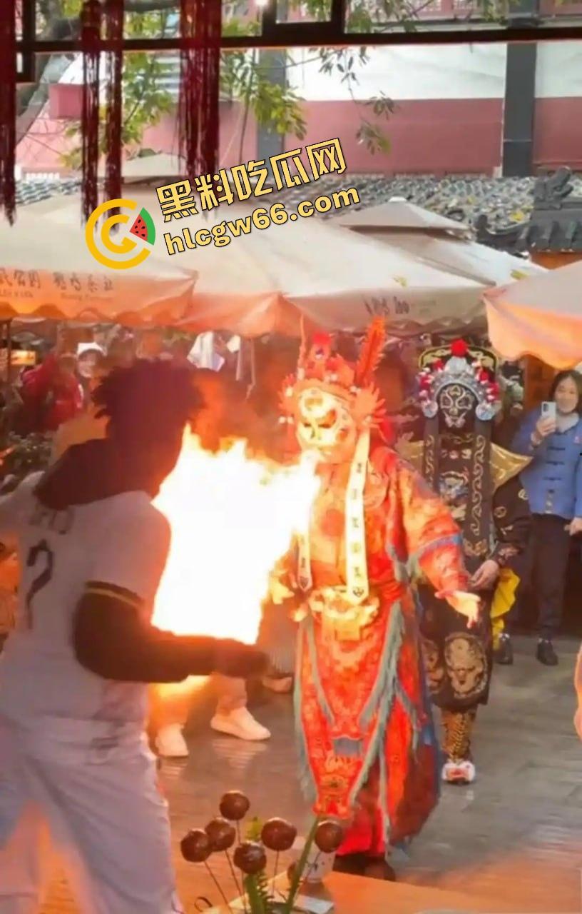 成都二次元cos骚女脑残犯贱,拉甲亢哥狂喷尼哥爱白妞,抽象下流嘴贱没底线,外网炸锅骂她婊子日本人!