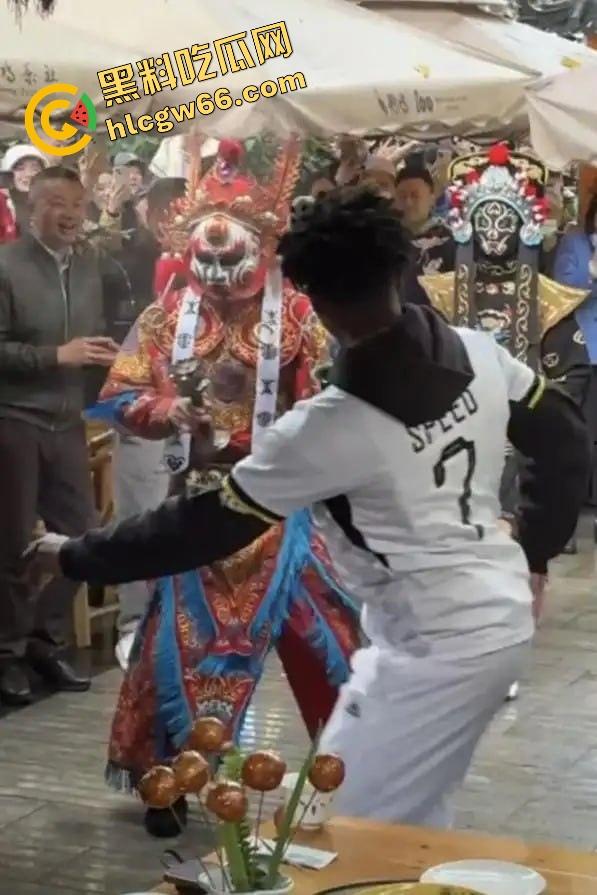 成都二次元cos骚女脑残犯贱,拉甲亢哥狂喷尼哥爱白妞,抽象下流嘴贱没底线,外网炸锅骂她婊子日本人!