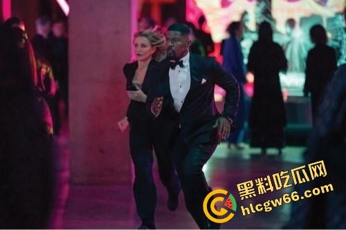 2025最新动作猛片《重返行动》震撼来袭!顶级特工夫妻重出江湖,一边打架一边撒狗粮,燃爆全场!