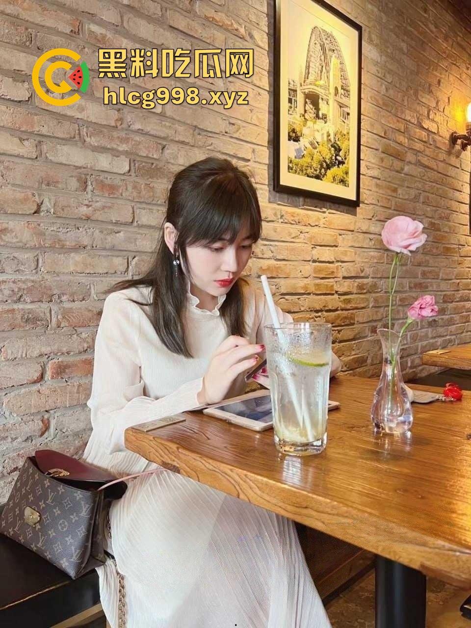 北京通州【蔡梦梦】抖音【摇花花】约炮视频爆出!银行白领骚得飞起,工作不耽误啪啪更不落下!