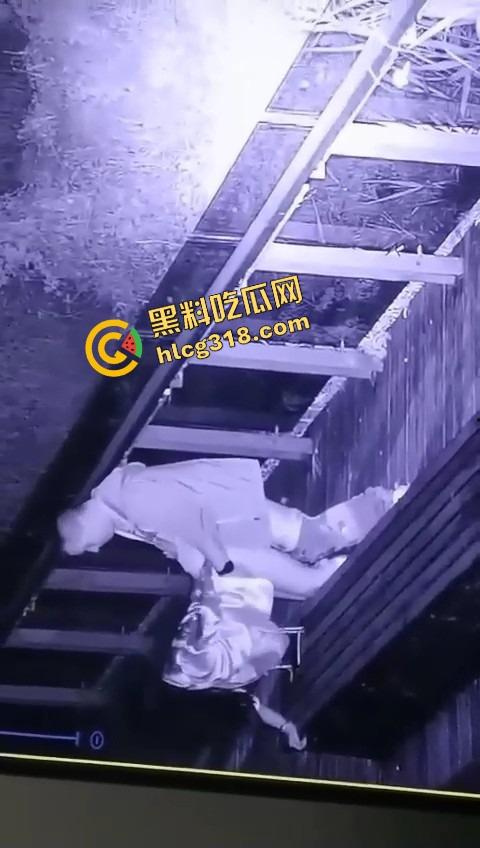 杭州公园长椅野战全程被监控拍下,两人全程激烈拉伸还换姿势,保安看回放笑抽了,上夜班果然有福利!