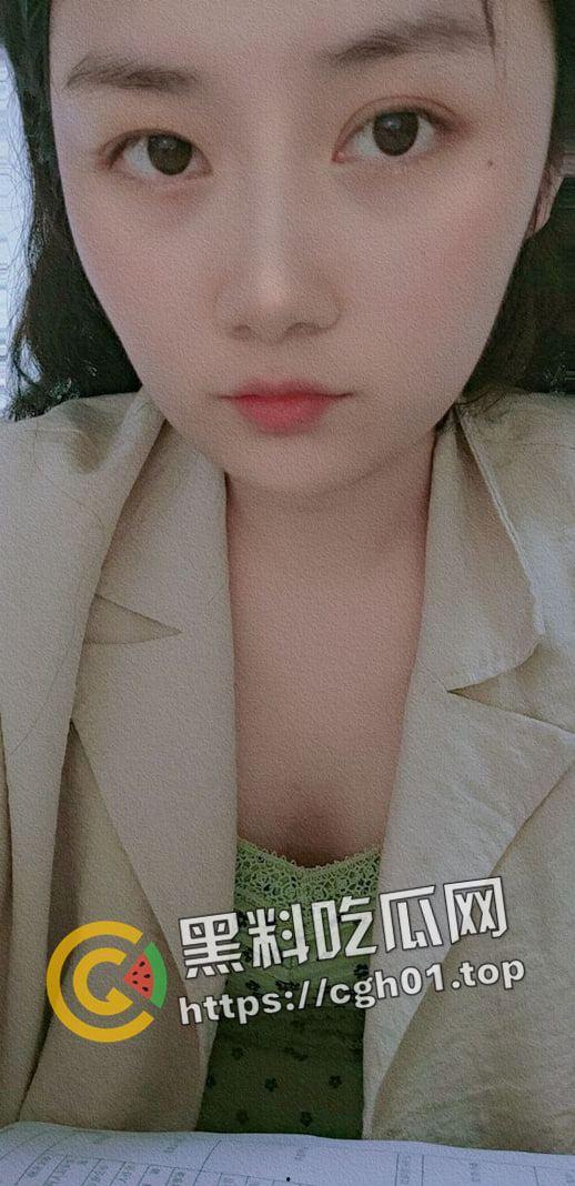 广州少妇【刘芸清】婚内欲求不满 寂寞难耐的骚母狗 小穴胶粘的自拍发给网友遭流出