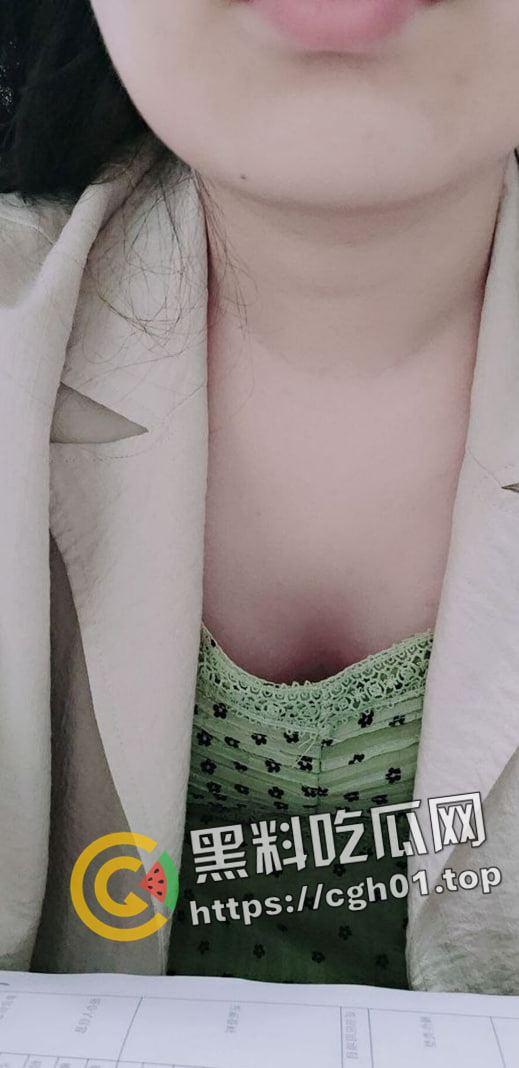 广州少妇【刘芸清】婚内欲求不满 寂寞难耐的骚母狗 小穴胶粘的自拍发给网友遭流出