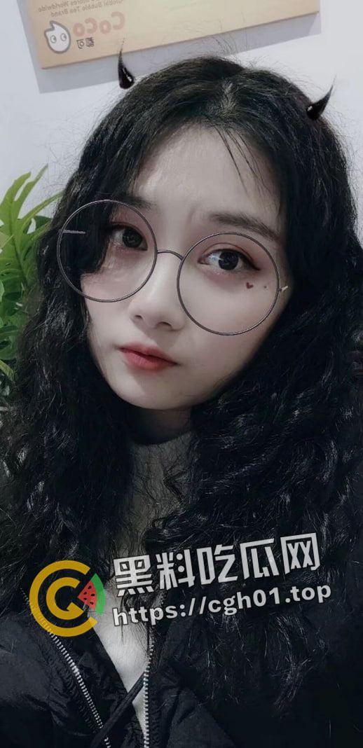 广州少妇【刘芸清】婚内欲求不满 寂寞难耐的骚母狗 小穴胶粘的自拍发给网友遭流出