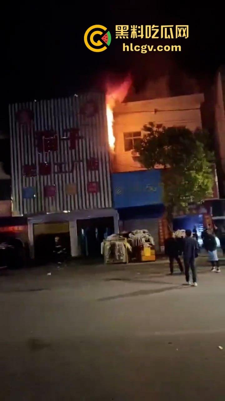 湖北荆门服装城突生大火 整座楼烧成空架损失惨重 现场真实大火视频曝光