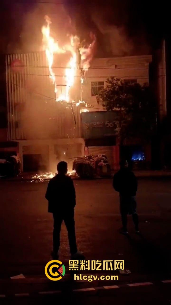 湖北荆门服装城突生大火 整座楼烧成空架损失惨重 现场真实大火视频曝光