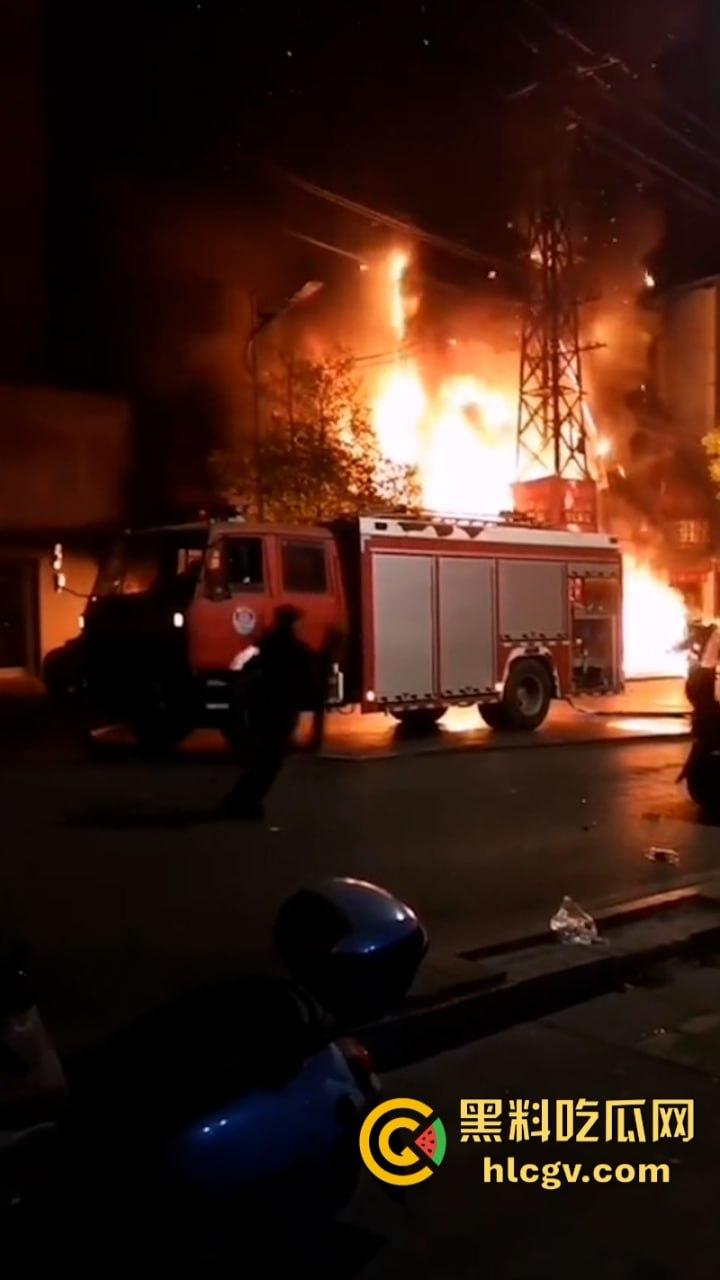 湖北荆门服装城突生大火 整座楼烧成空架损失惨重 现场真实大火视频曝光