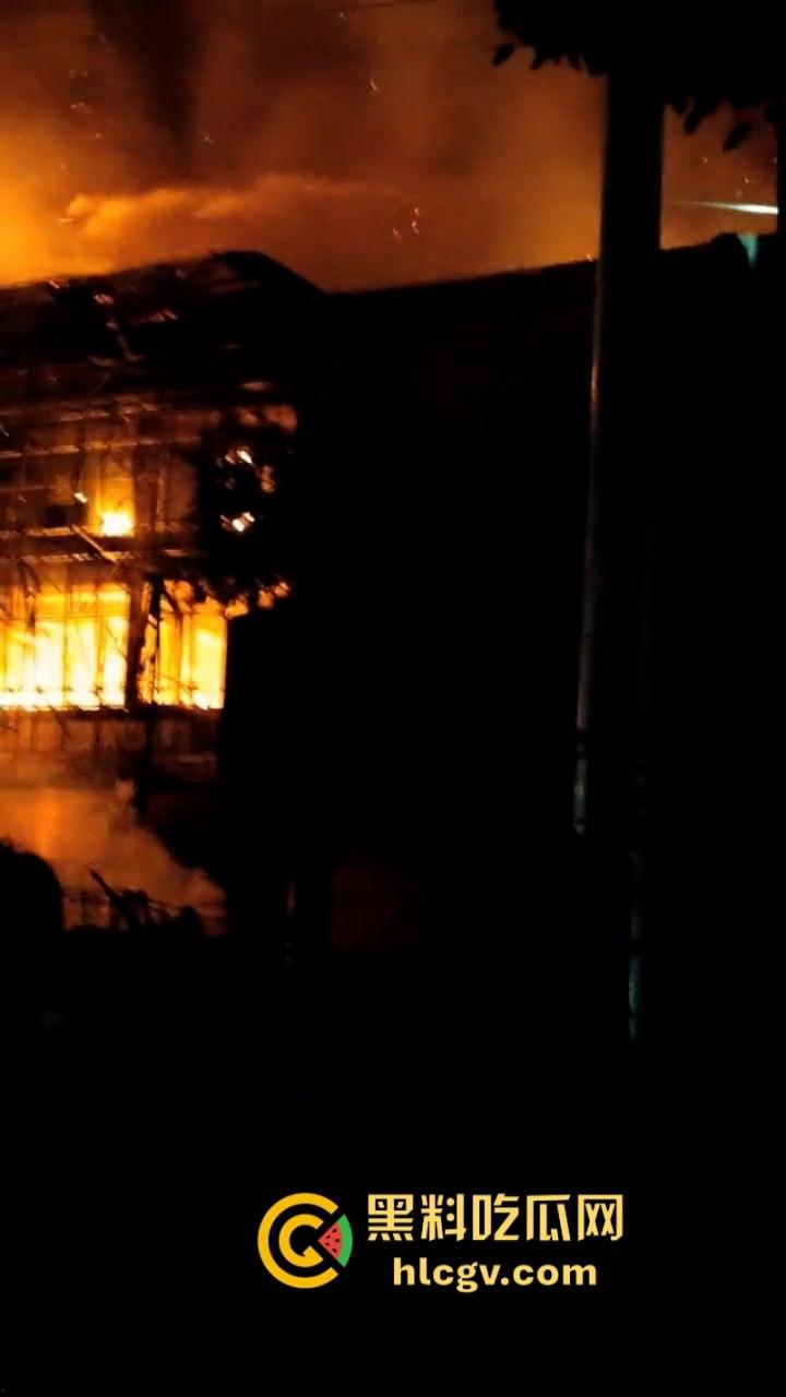 湖北荆门服装城突生大火 整座楼烧成空架损失惨重 现场真实大火视频曝光