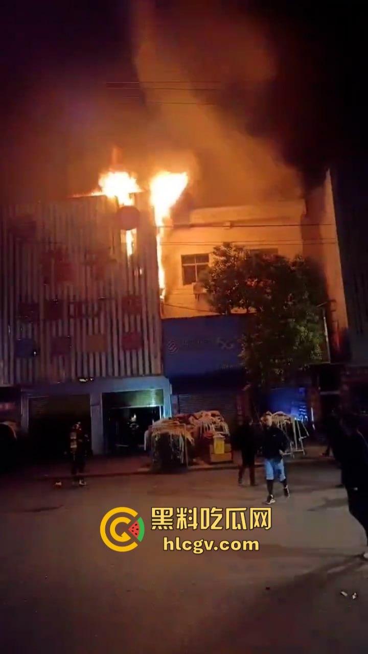 湖北荆门服装城突生大火 整座楼烧成空架损失惨重 现场真实大火视频曝光
