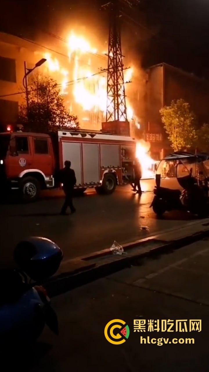 湖北荆门服装城突生大火 整座楼烧成空架损失惨重 现场真实大火视频曝光