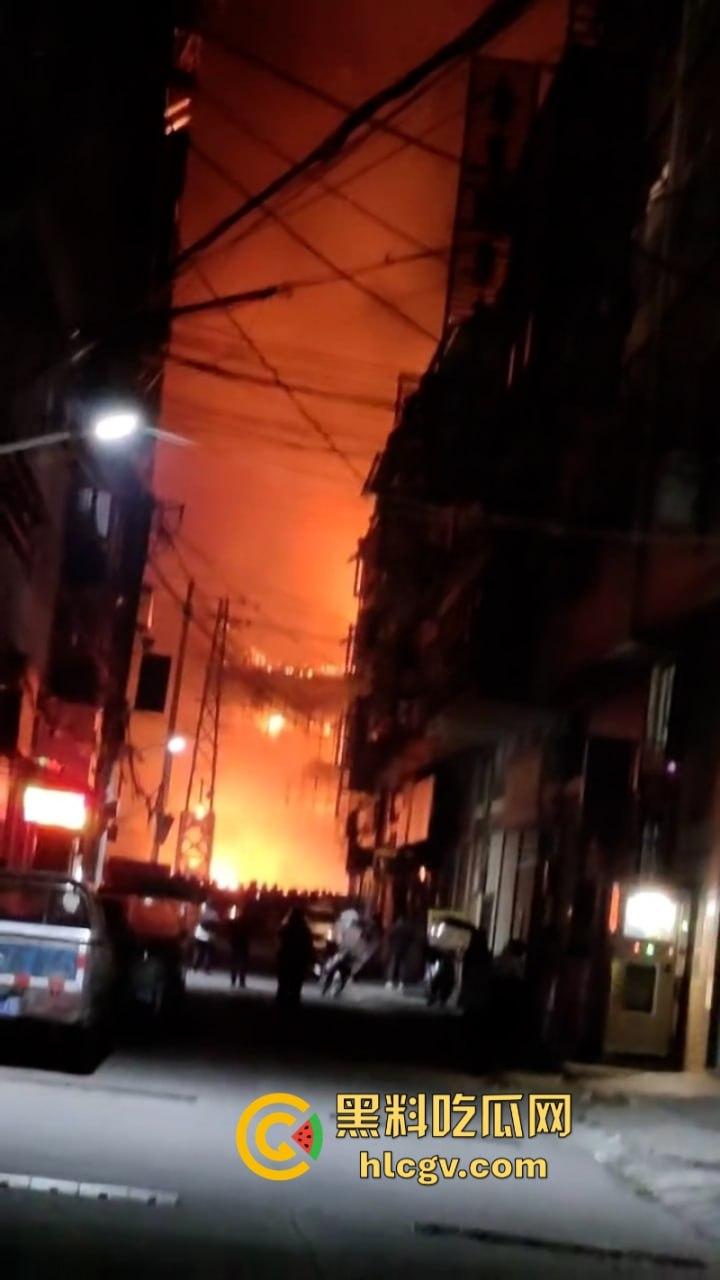 湖北荆门服装城突生大火 整座楼烧成空架损失惨重 现场真实大火视频曝光