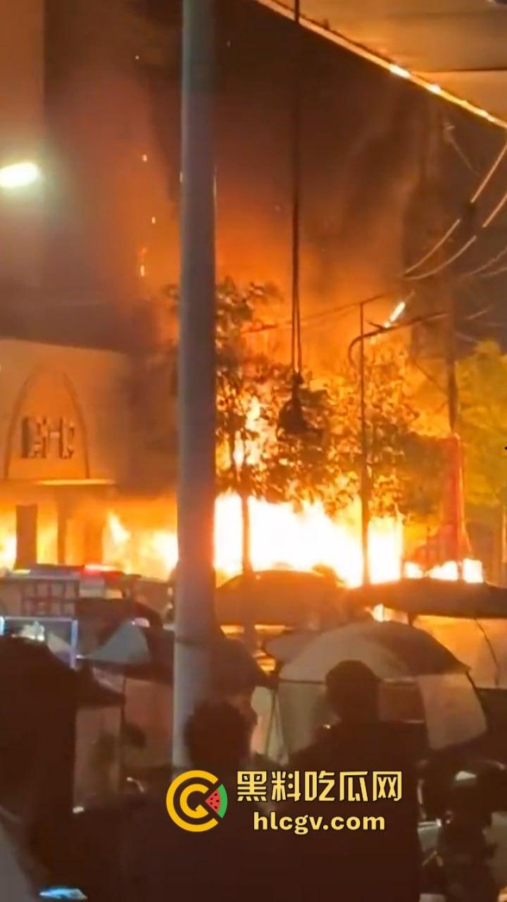 湖北荆门服装城突生大火 整座楼烧成空架损失惨重 现场真实大火视频曝光