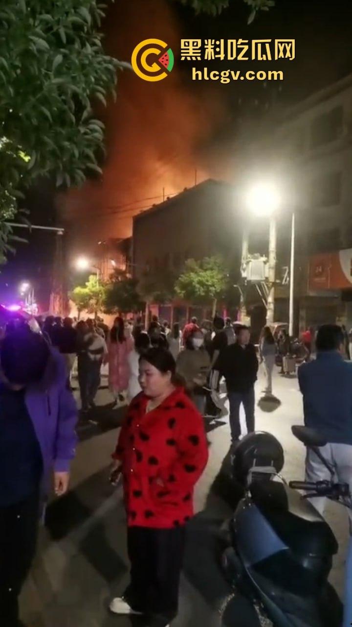 湖北荆门服装城突生大火 整座楼烧成空架损失惨重 现场真实大火视频曝光