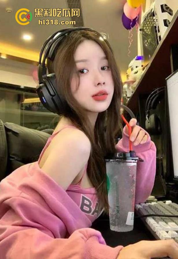 小情侣网吧激情现场直播，两人看着电脑上的黄片忍不住亲自上手实践，男的表现生涩，第一次居然插错地方！