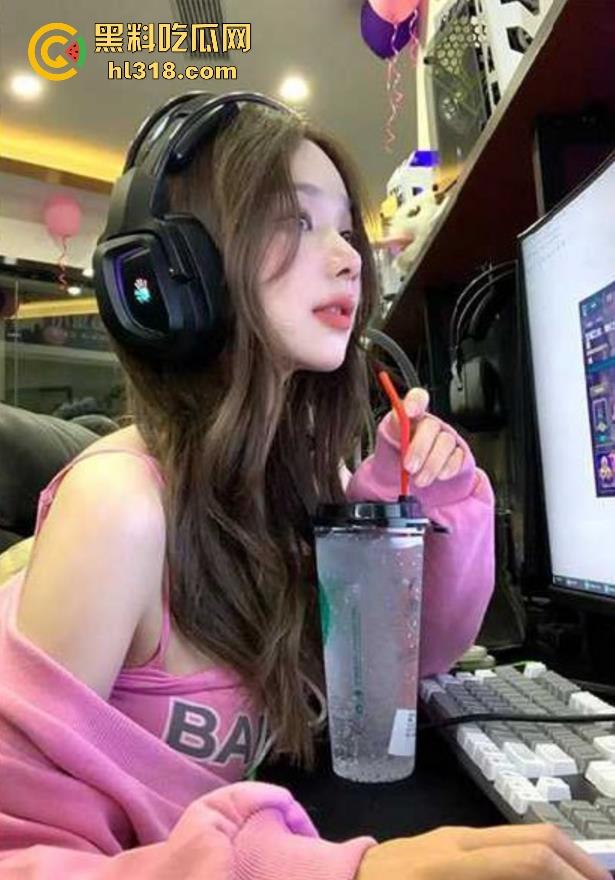 小情侣网吧激情现场直播,两人看着电脑上的黄片忍不住亲自上手实践,男的表现生涩,第一次居然插错地方!