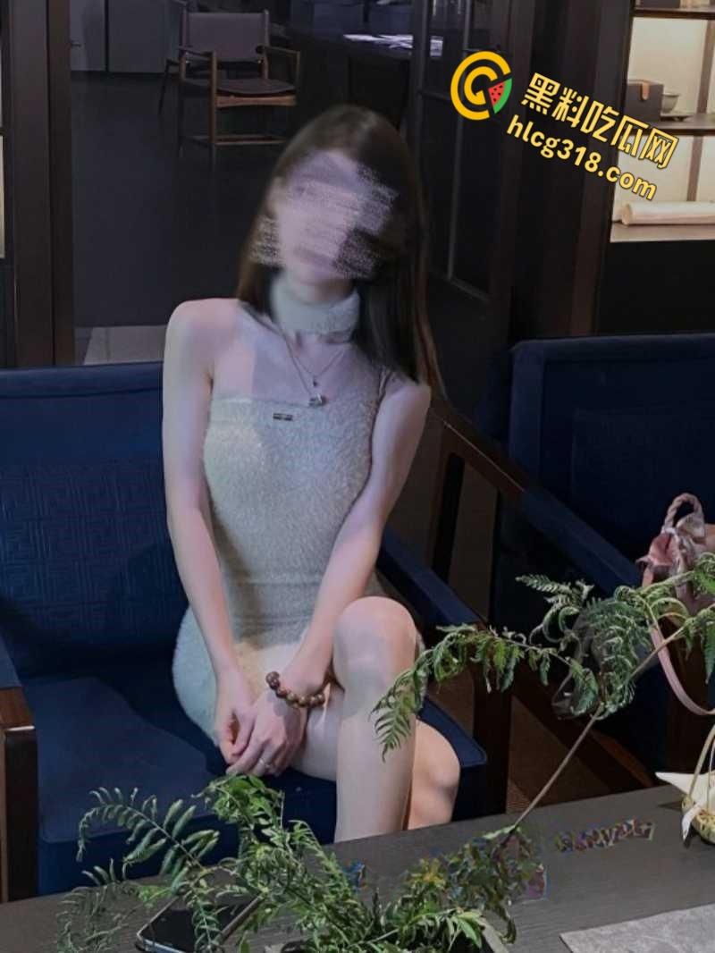 推特调教大神胡爸爸和胡五一，人肉母狗光着屁股在天桥玩露出，主人的任务就没有完不成的！